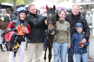 Jule siegt unter Michael Cadeddu am 24.04.2016 Renntag in Krefeld. Copyright by Marc Ruehl - Veroeffentlichung nur gegen Honorar (zzgl.MwSt), Namensnennung und Beleg, Bank Routing Number: BIC GENODED1PAF, Bank Account Number: IBAN DE04 3706 2600 1201 6180 17, Steuer-Nr.: 203/5266/0306, Ust_Id_Nr.: De 100281417, Zur Gaulshuette 29, 50181 Bedburg, Phone: +49-(0)2272-83351, www.marcruehl.com, info@marcruehl.com, No Model Release, Abtretung von Persoenlichkeitsrechten der abgebildeten Person/Personen liegen nicht vor. Speichern in Bilddatenbanken oder Vervielfältigung ist ohne schriftliche Genehmigung nicht gestattet.